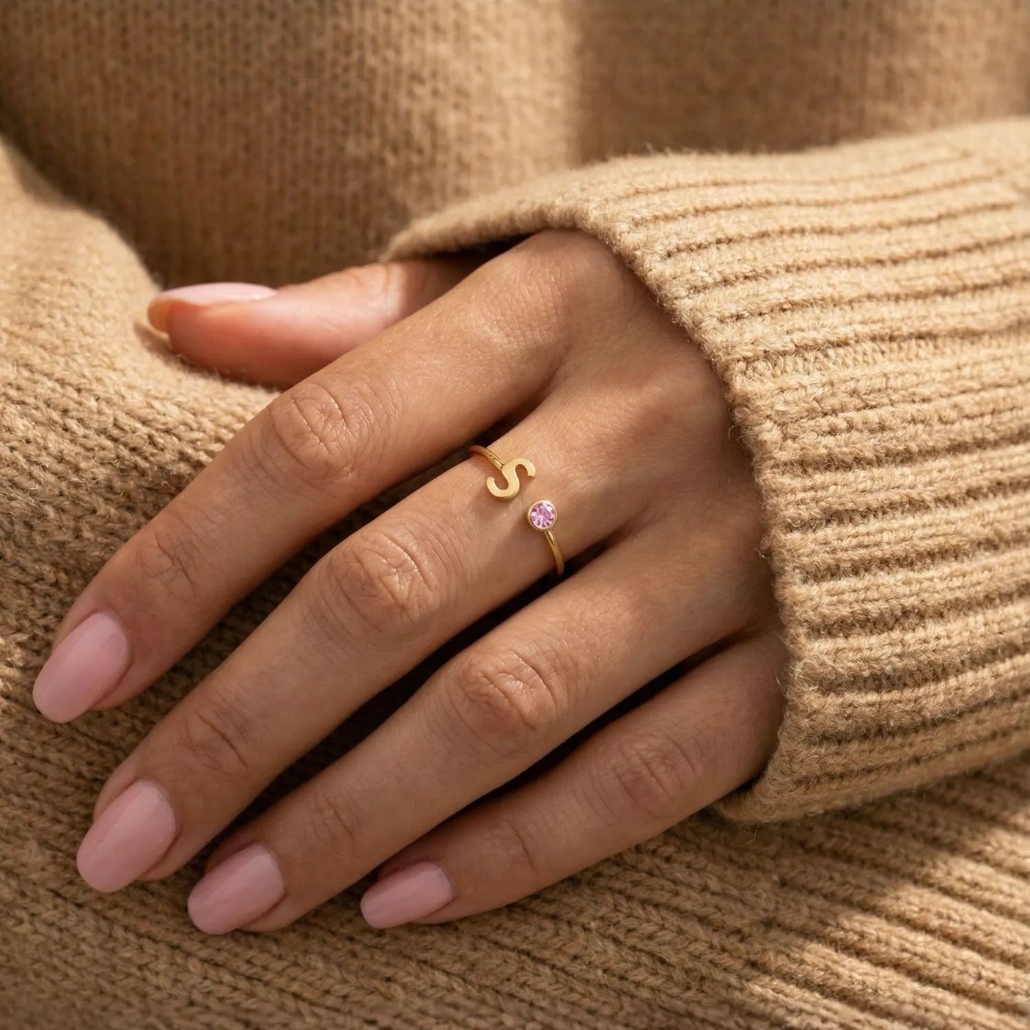 Bague réglable avec pierre de naissance et initiale