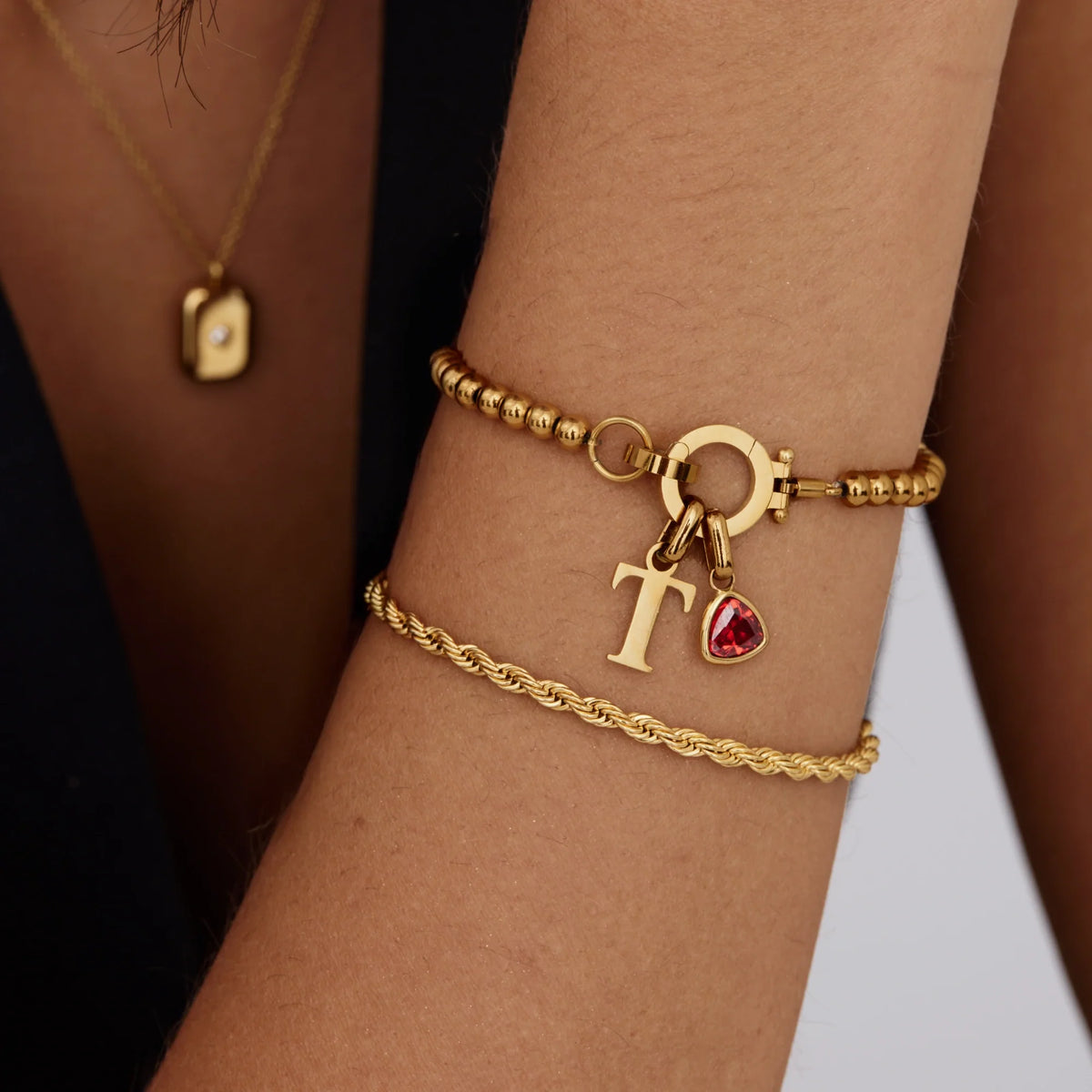Bracelet à perles avec initiale et pierre de naissance