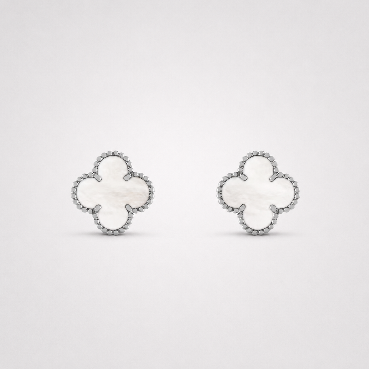 Les boucles d'oreilles trèfle