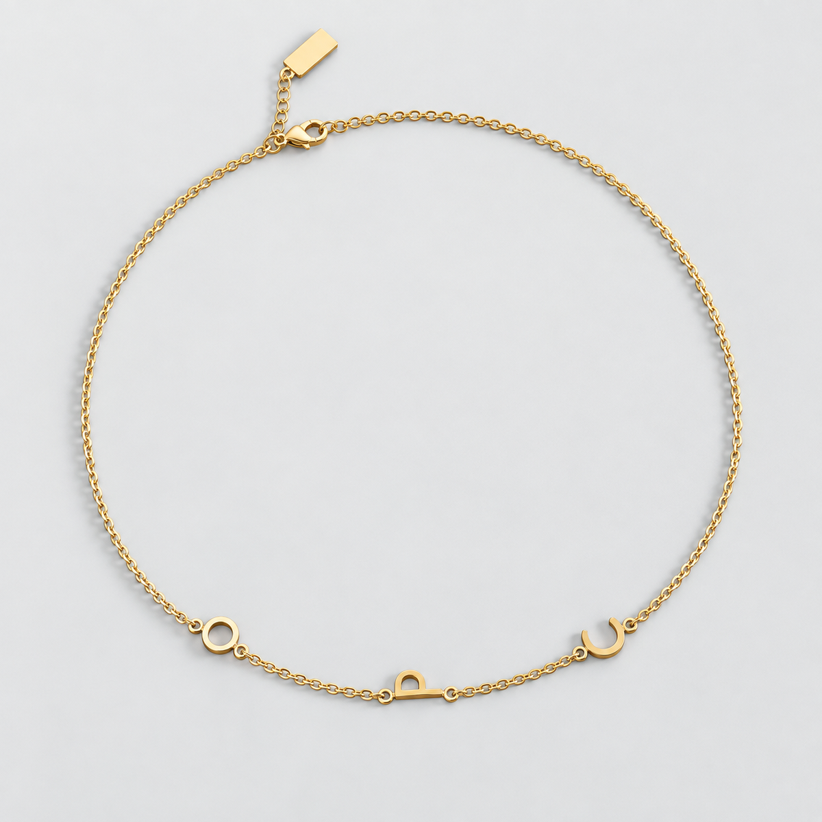 Collier avec initiale latérale