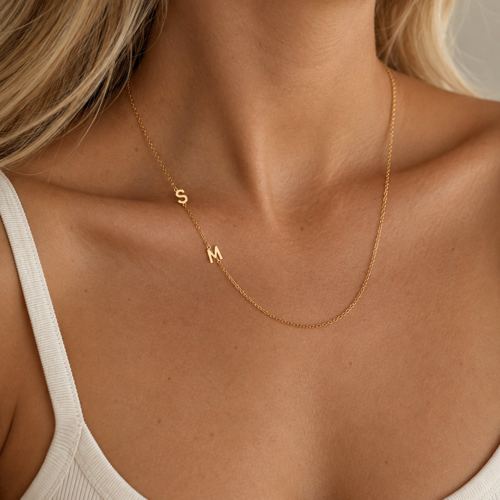 Collier avec initiale latérale