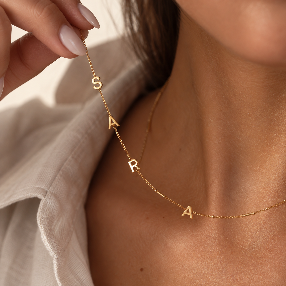 Collier avec initiale latérale