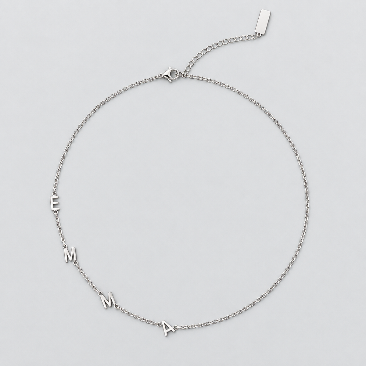 Collier avec initiale latérale