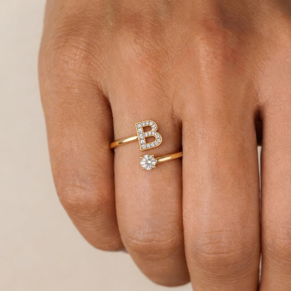Bague initiale scintillante