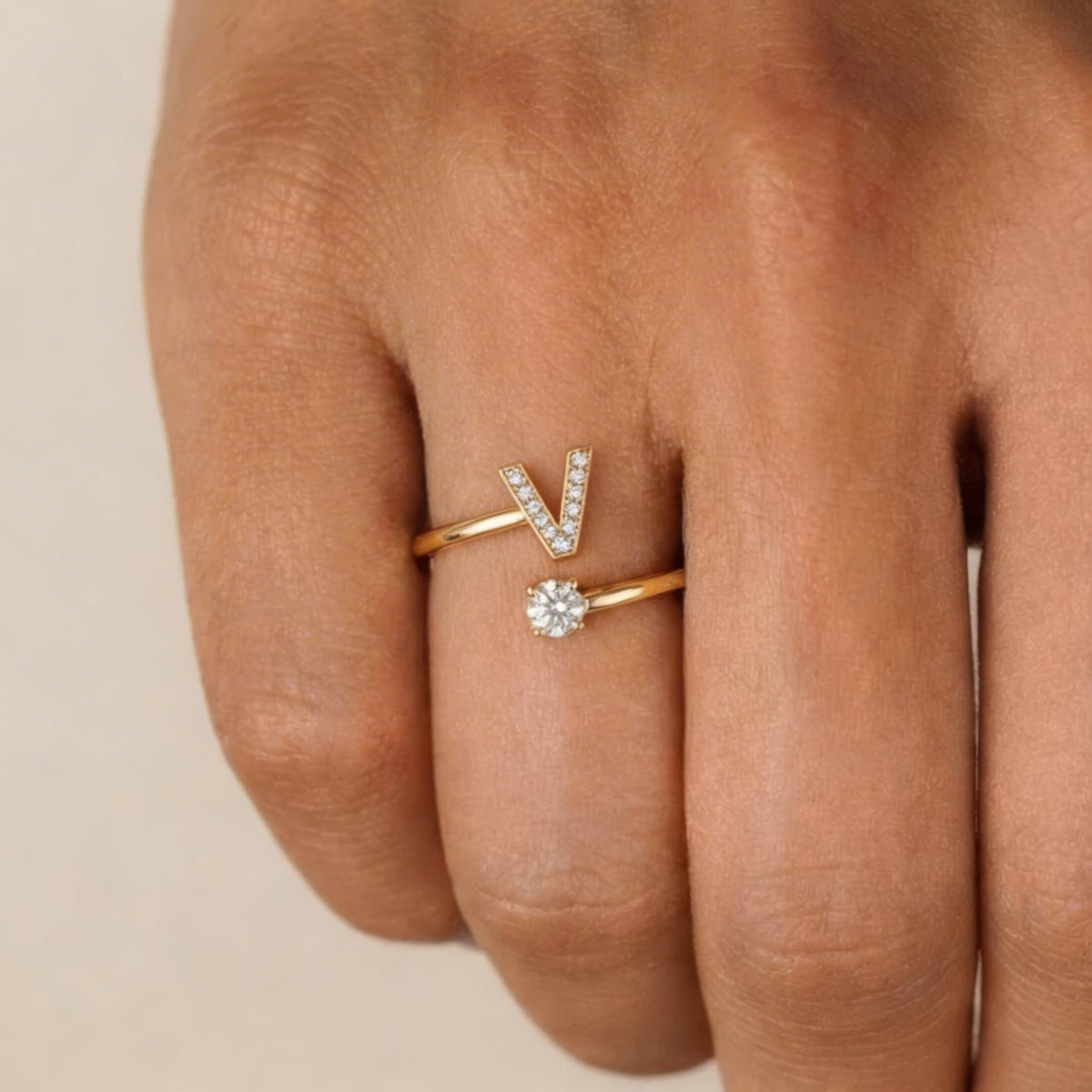 Bague initiale scintillante