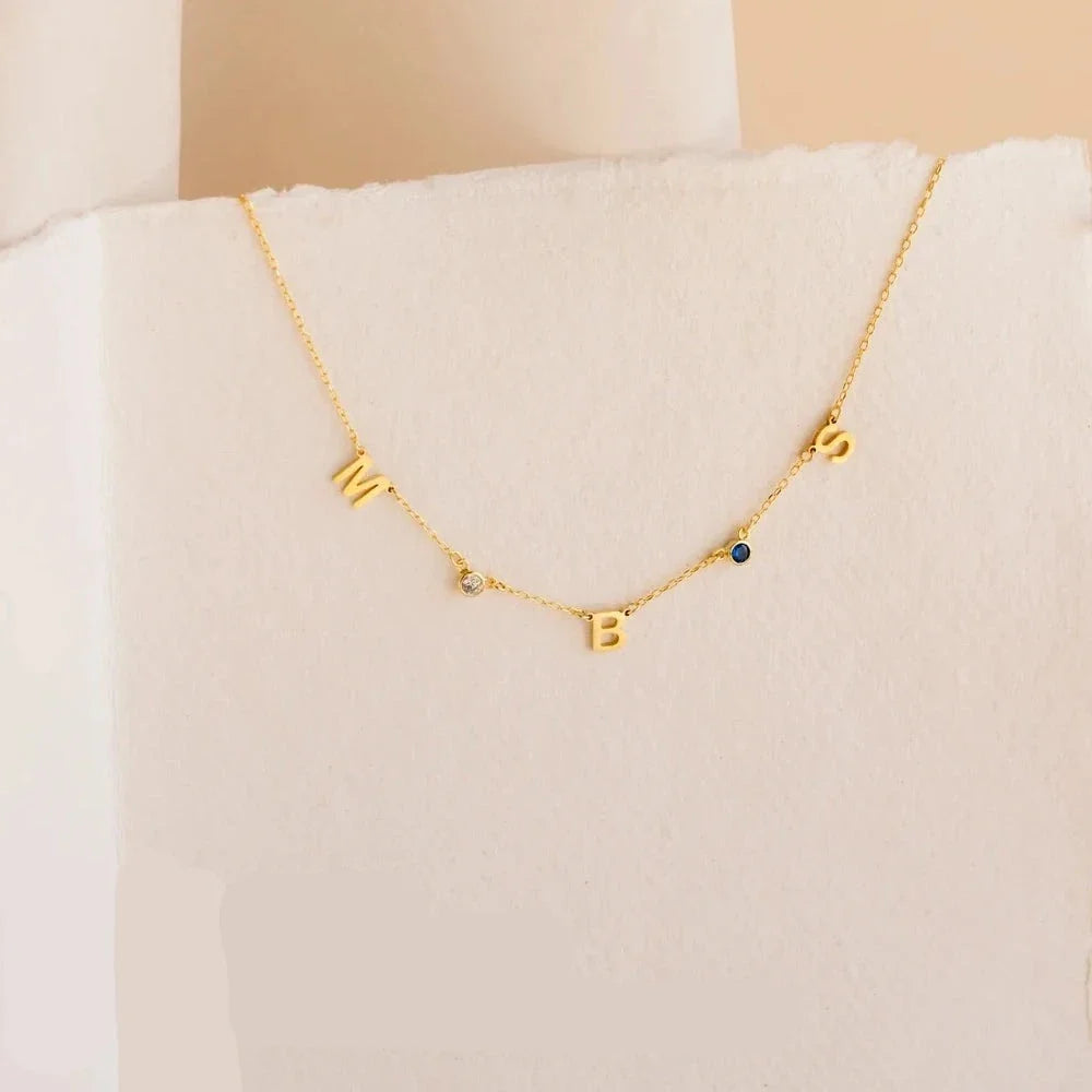Collier délicat personnalisé avec initiale et pierre de naissance