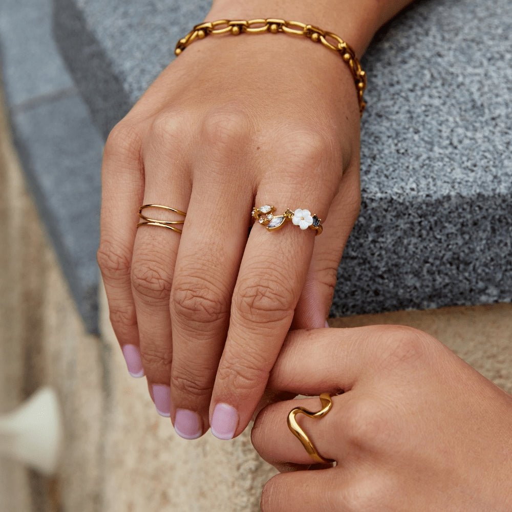 White Blossom Ring Gold