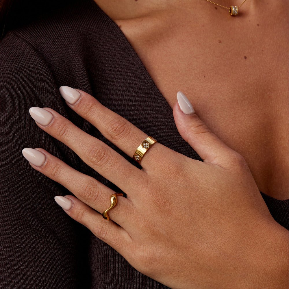 The Gold Clover Band Ring