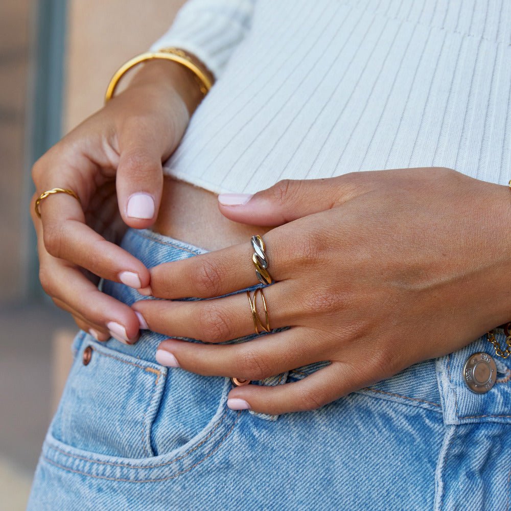 Twisting Two-Toned Ring