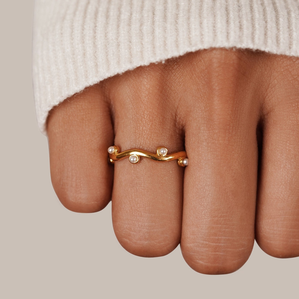 Waved Pearl 18K Gold Ring